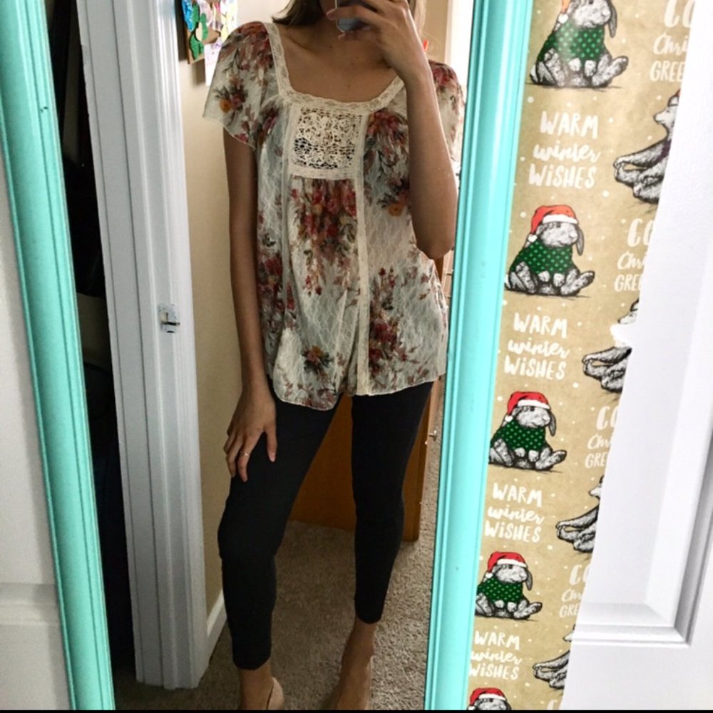⭐️4 for $15 ⭐️ Suzy Shier Floral Blouse
